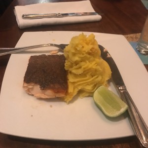 Salmon a la plancha con pure de papa criolla