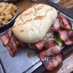 Hamburguesa de res con tocineta