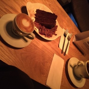 macchiato y torta de chocolate