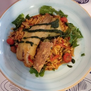 filete de pescado sobre pasta orzo