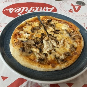 Pizza pollo y champiñones 