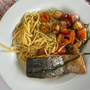 Salmón con panzanella y gremolata