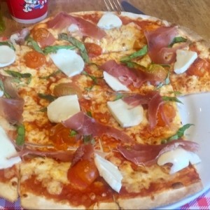 Pizza rústica Burrata y Prosciutto 