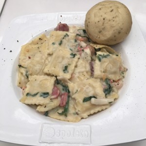 Ravioli de salmon en salsa de cinco quesos 