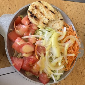Ensalada y arepas 