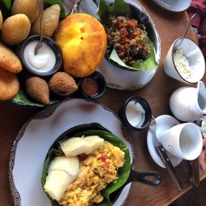 calentado sinuano + bandeja de fritos + huevo perico