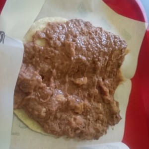 Taco de frijol refrito