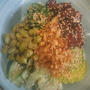 Atun, edamame, pepimo, cebolla crispy etc