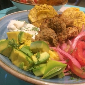 bowl camarones apanados y suero costeño