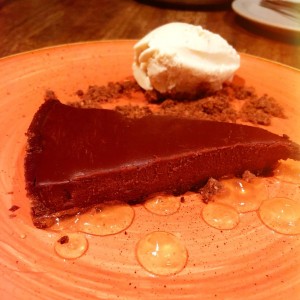 torta de chocolate con helado de Poleo