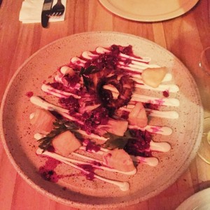 Pulpo con chimichurri de remolacha