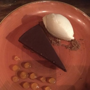 torta de chocolate con jalea fe limon mandarino y helado de vainilla 