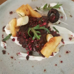 pulpo con chimichurri de remolacha y alverja amarilla