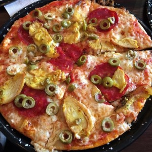 Pizza con pollo de cury y salami