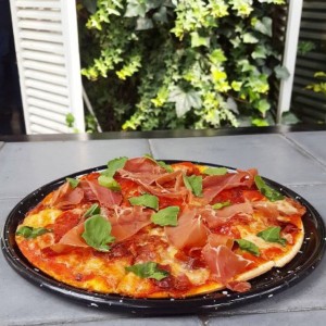 Arma tu pizza con masa integra y jamon serrano 