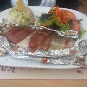 Trucha relleno con verduras y tocineta