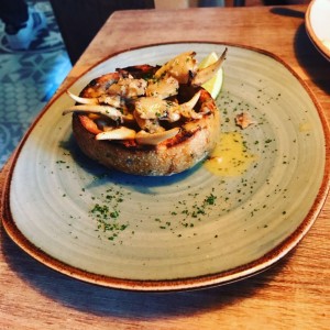muelas de cangrejo al ajillo en pan de 3 granos