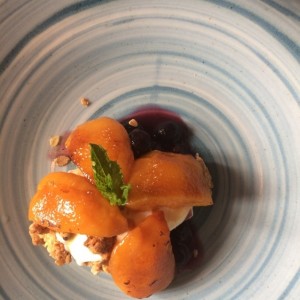 Postre de duraznos asados