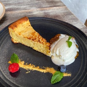 Cheesecake de limon con salsa de ucha y helado