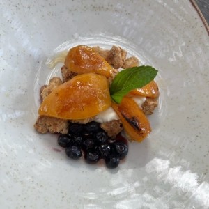 Duraznos asados con granola 