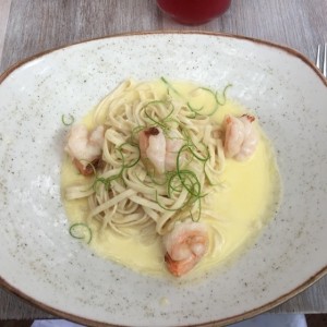 Fetuccini al limon con camarones