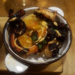 Pulpo sobre papa con aceite de oliva y paprika