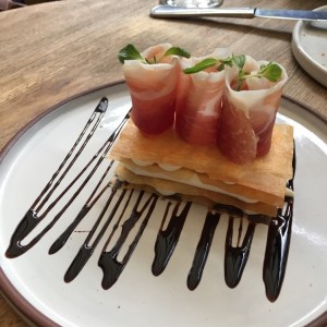 Milhoja de queso de cabra con Prosciutto
