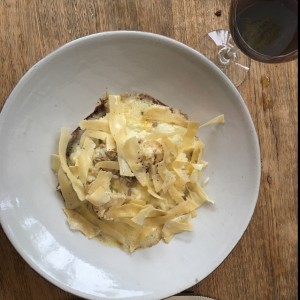 Risotto de hongos, coliflor y lajas de queso 