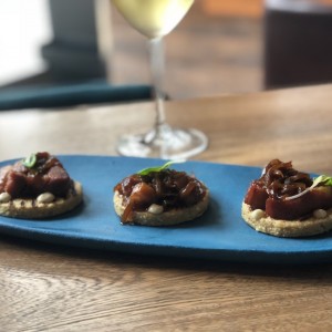 Entrada arepas santandereanas con chicharron 