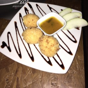 mozzarella apanado con salsa de maracuya