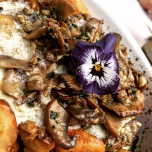 papas con hongos y roquefort