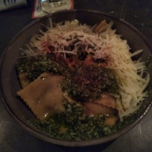 Ravioli de hongos en salsa pesto
