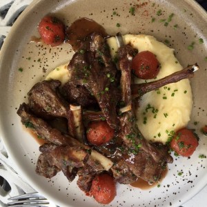 Patas de cordero con pure de papas