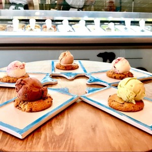helado con galleta caliente