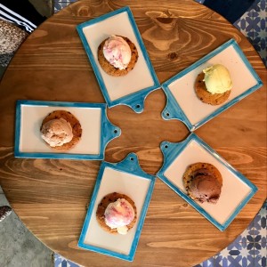 helado con galleta caliente