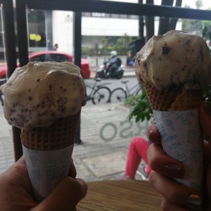 Helado en cono. Caramel Brownie