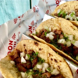 Tacos de carne asada.