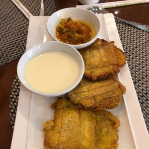 Patacones con suero y hogao
