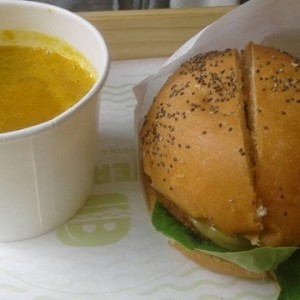 sopa de zapallo y hamburguesa de frijol criollo