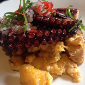 Pulpo al carbon con maduro