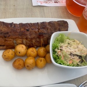 Costilla con ensalada repollo y papa criolla
