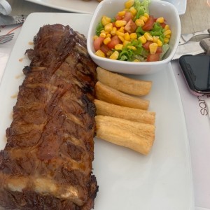 Costilla con yuca y ensalada mixta