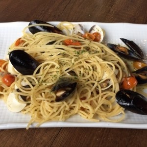 Spaghetti con mejillones, almejas y perejil salteadas en aceite de oliva