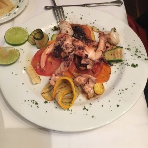 Pulpo y calamares con vegetales al grill