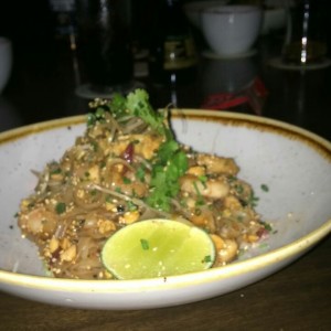 Pad thai de pollo con camarones