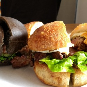 sandwich de bondiola y sandwich de trucha ahumada 
