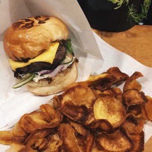 hamburguesa con chips de arracacha 
