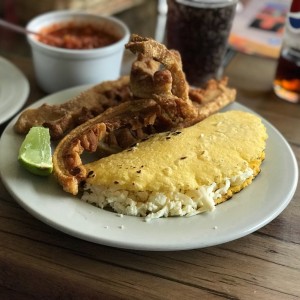 arepa con queso y chicharron