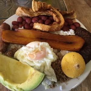 bandeja paisa media