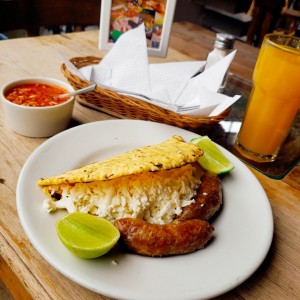 chorizo con arepa con queso campesino